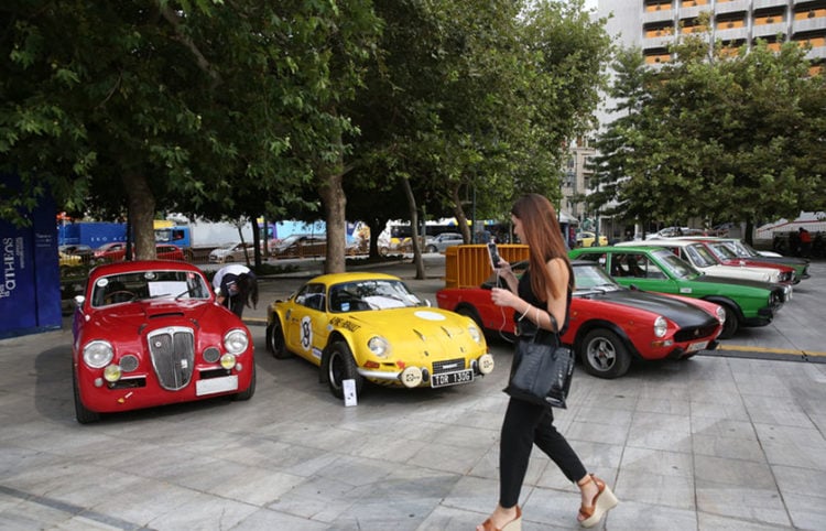 Αυτοκίνητα που έχουν συμμετάσχει σε παλαιότερα Ράλι Ακρόπολις εκτίθενται στην πλατεία Συντάγματος (φωτ.: ΑΠΕ-ΜΠΕ / Ορέστης Παναγιώτου)