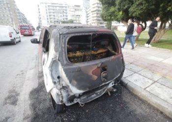 Ένα από τα καμένα ΙΧ, έξω από το ΑΠΘ, σήμερα το πρωί (φωτ.: 
ΜΟΤΙΟΝΤΕΑΜ/Γιώργος Κωνσταντινίδης)