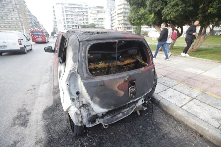 Ένα από τα καμένα ΙΧ, έξω από το ΑΠΘ, σήμερα το πρωί (φωτ.: 
ΜΟΤΙΟΝΤΕΑΜ/Γιώργος Κωνσταντινίδης)