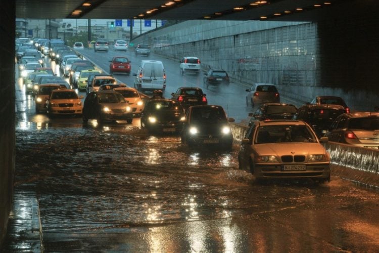 Οχήματα διασχίζουν τη Λεωφ. Κηφισίας στο ύψος του Νέου Ψυχικού, που έχει πλημμυρίσει λόγω της καταρρακτώδους βροχής που πέφτει τις τελευταίες ώρες στην Αττική (φωτ.: ΑΠΕ-ΜΠΕ/ΑΛΕΞΑΝΔΡΟΣ ΒΛΑΧΟΣ)