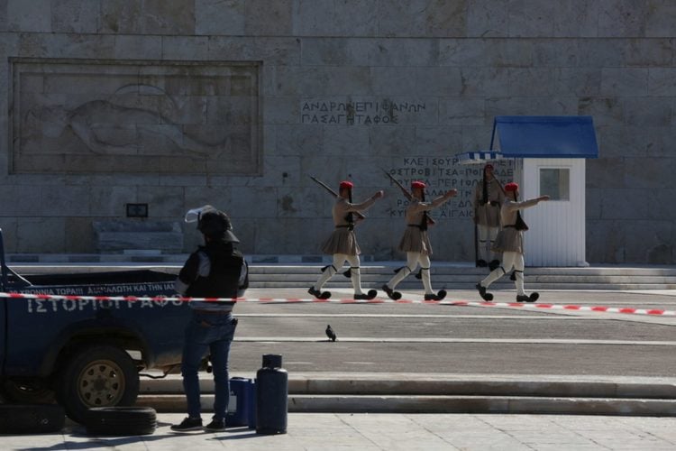 Αστυνομικοί στο σημείο όπου οδηγός αγροτικού αυτοκινήτου στάθμευσε το όχημά του μπροστά στο Μνημείο του Άγνωστου Στρατιώτη, έξω από τη Βουλή, στο Σύνταγμα (φωτ.: ΑΠΕ-ΜΠΕ/Αλέξανδρος Μπελτές)