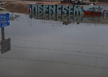 Πινακίδα στην κλειστή Λεωφόρο Ποσειδώνος στο ύψος του Δέλτα Φαλήρου λόγω συσσώρευσης υδάτων από την κακοκαιρία «Μπάλλος» (φωτ.: 
ΑΠΕ-ΜΠΕ/ΓΙΩΡΓΟΣ ΒΙΤΣΑΡΑΣ)