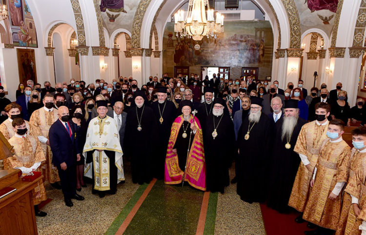 Ο Οικουμενικός Πατριάρχης μαζί με ομογενείς στο ναό των Αγίων Πάντων στο Βερντόν (φωτ.: Αρχιεπισκοπή Αμερικής / Δημήτρης Πανάγος)