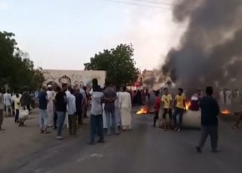 Διαδηλωτές στο Χαρτούμ διαμαρτύρονται για το πραξικόπημα(Φωτ.: YouTube / BBC)