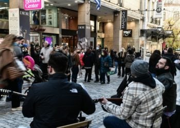 Στιγμιότυπο από την οδό Ερμού όπου, τις προηγούμενες μέρες, οι καταναλωτές έσπευσαν να κάνουν τις χριστουγεννιάτικες αγορές τους 
(φωτ.: EUROKINISSI/Τατιάνα Μπόλαρη)