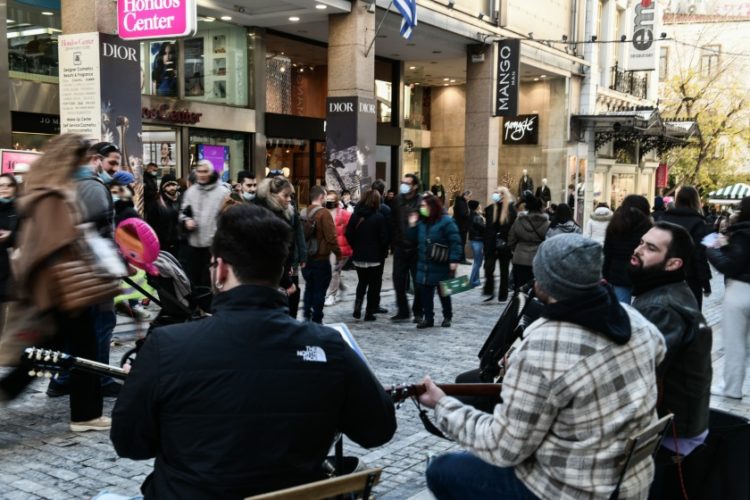 Στιγμιότυπο από την οδό Ερμού όπου, τις προηγούμενες μέρες, οι καταναλωτές έσπευσαν να κάνουν τις χριστουγεννιάτικες αγορές τους 
(φωτ.: EUROKINISSI/Τατιάνα Μπόλαρη)