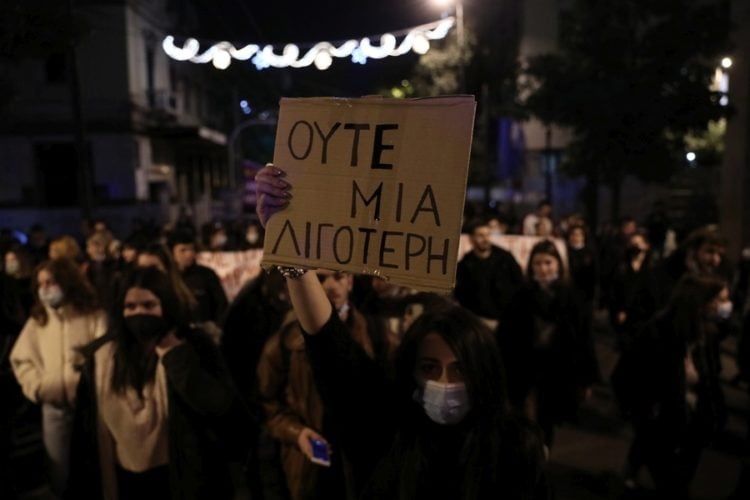 Από συγκέντρωση διαμαρτυρίας για την εξάλειψη της βίας κατά των γυναίκων (φωτ.: ΑΠΕ-ΜΠΕ/ Γιώργος Βιτσαράς)