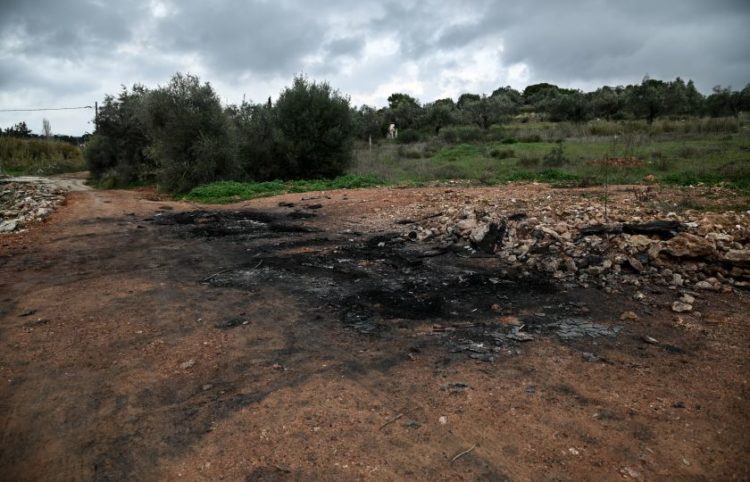 Το σημείο στα Σπάτα όπου εντοπίστηκαν δύο καμμένα αυτοκίνητα, τα οποία ερευνώνται από τις Αρχές για το αν σχετίζονται με την υπόθεση της εξαφάνισης του επιχειρηματία, Τετάρτη 29 Δεκεμβρίου 2021.
(φωτ.: EUROKINISSI / Μιχάλης Καραγιάννης)