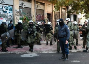 Στιγμιότυπο από τα Εξάρχεια και την περσινή επιχείρηση των ΜΑΤ ανήμερα της επετείου (φωτ.: EUROKINISSI / Μιχάλης Καραγιάννης)