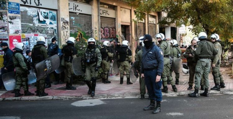 Στιγμιότυπο από τα Εξάρχεια και την περσινή επιχείρηση των ΜΑΤ ανήμερα της επετείου (φωτ.: EUROKINISSI / Μιχάλης Καραγιάννης)