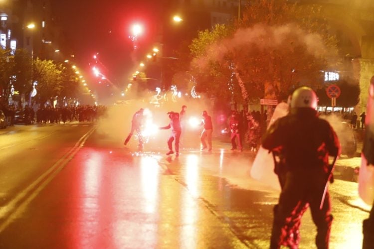 Φωτιές άναψαν οι συνηθισμένοι γνωστοί-άγνωστοι στη Θεσσαλονίκη, κατά την πορεία μνήμης για τα 13 χρόνια από τη δολοφονία του Αλέξη Γρηγορόπουλου (φωτ.: MOTION TEAM)