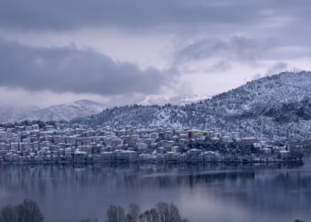 Η πανέμορφη Καστοριά ντυμένη στα ολόλευκα (φωτ.: pixabay.com /Dreamy_Photos)