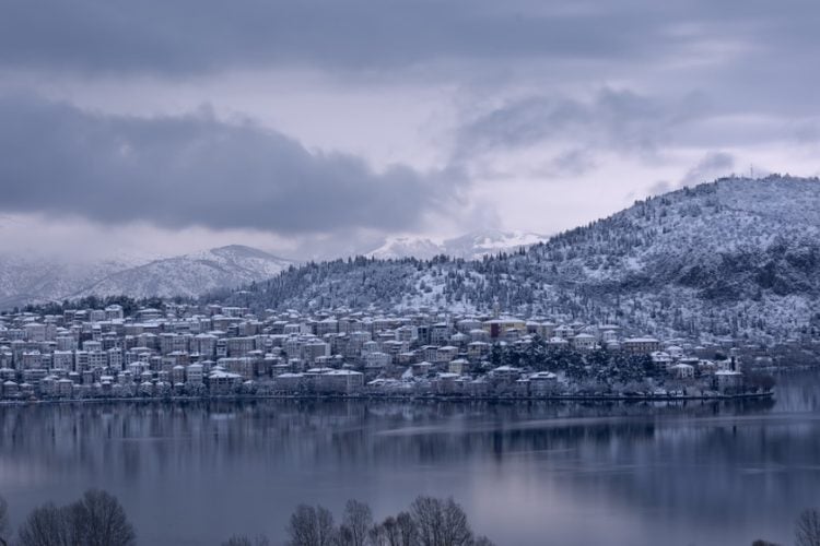 Η πανέμορφη Καστοριά ντυμένη στα ολόλευκα (φωτ.: pixabay.com /Dreamy_Photos)