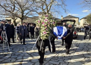 Κάτοικοι υποδέχονται τη σορό του πρώην Προέδρου της Δημοκρατίας  (φωτ.: ΑΠΕ-ΜΠΕ/ STR)