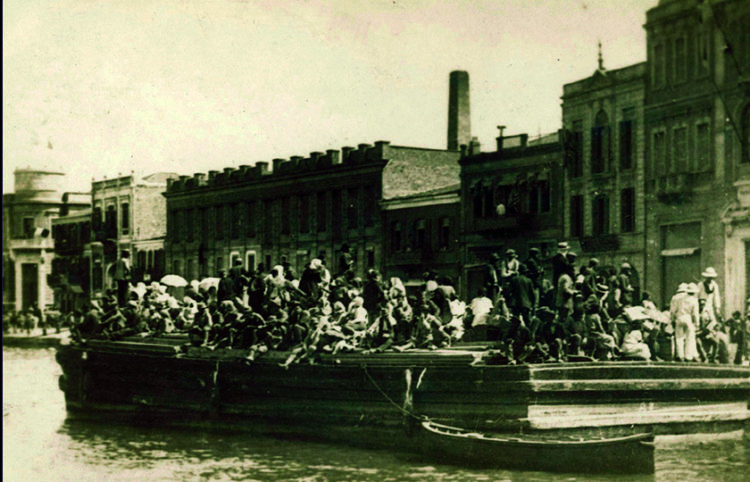 Σμύρνη, 12 Σεπτεμβρίου 1922. Συλλογή Α. και Λ. Χαΐτογλου (πηγή: Λεύκωμα «1922, Μακεδονία, η νέα πατρίδα»)