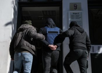 Ο 46χρονος oδηγείται από αστυνομικούς στον ανακριτή  
(EUROKINISSI/Βασίλης Ρεμπάπης)