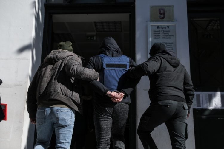 Ο 46χρονος oδηγείται από αστυνομικούς στον ανακριτή  
(EUROKINISSI/Βασίλης Ρεμπάπης)