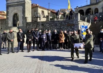 Τυλιγμένα στη γαλανόλευκη, τα οστά του ήρωα Συνταγματάρχη των Κωνσταντίνου Κόκκα, έφτασαν στις 11:00 το πρωί, στον Άγιο Γεώργιο του Πέτα (φωτ.: ΑΠΕ-ΜΠΕ/Μαίρη Τζώρα)