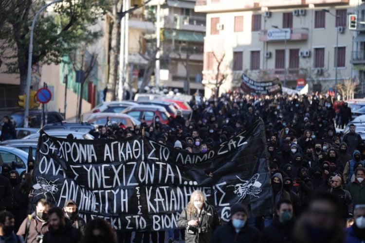 Διαδηλωτές παίρνουν μέρος στην πορεία αντιεξουσιαστών που διαμαρτύρονται για την εκκένωση του φουαγιέ του Τμήματος Βιολογίας του ΑΠΘ (φωτ.: ΑΠΕ-ΜΠΕ/Δημήτρης Τοσίδης)