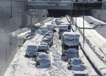 Εγκλωβισμένα αυτοκίνητα στην Αττική Οδό, στην έξοδο για τη Δουκίσσης Πλακεντίας (φωτ.: EUROKINISSI/ Σωτήρης Δημητρόπουλος)