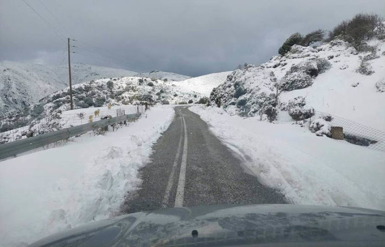 Χιονισμένο τοπίο στη Νάξο από την κακοκαιρία «Ελπίς» (φωτ.: ΑΠΕ-ΜΠΕ / Μανόλης Λυκουρόπουλος)