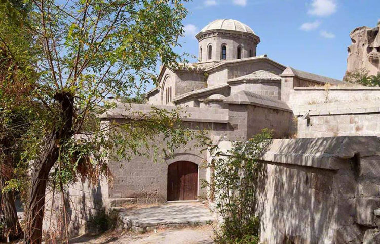 Η εκκλησία του Αγίου Γρηγορίου του Θεολόγου, ένα σημαντικό μνημείο της μικρής πόλης Γκέλβερι στην περιοχή της Καππαδοκίας (τέλος 4ου αι.). Χρησιμοποιήθηκε ως χώρος λατρείας μέχρι και το 1924 που υπήρχαν Έλληνες, ενώ σήμερα είναι τζαμί (πηγή: Ορθοδοξία News Agency)