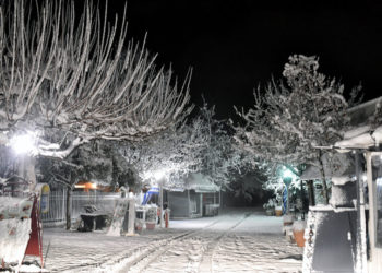 Πυκνή χιονόπτωση στο κέντρο της Κορίνθου (φωτ.: ΑΠΕ-ΜΠΕ/ Βασίλης Ψωμάς)