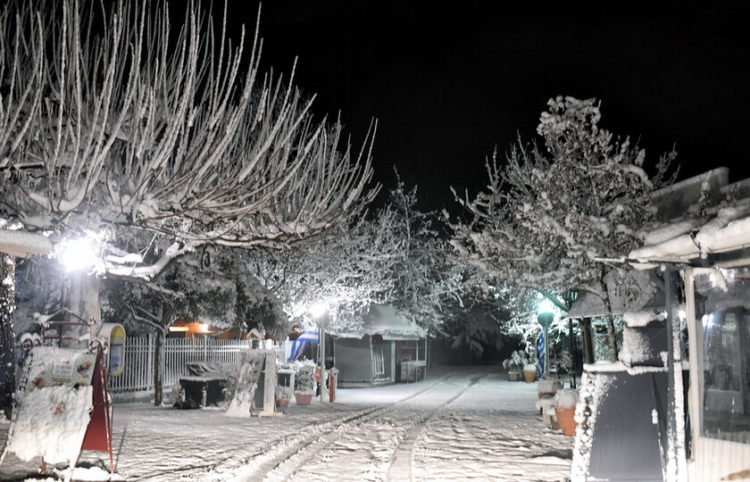 Πυκνή χιονόπτωση στο κέντρο της Κορίνθου (φωτ.: ΑΠΕ-ΜΠΕ/ Βασίλης Ψωμάς)