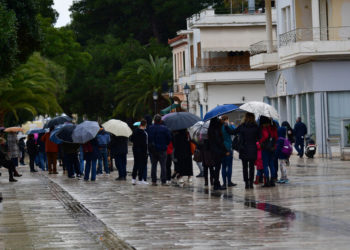 Πολίτες περιμένουν στην σειρά για να κάνουν rapid test στην πόλη του Ναυπλίου, Πέμπτη 30 Δεκεμβρίου 2021. (Φωτ.: ΑΠΕ-ΜΠΕ/ Ευάγγελος Μπουγιώτης)