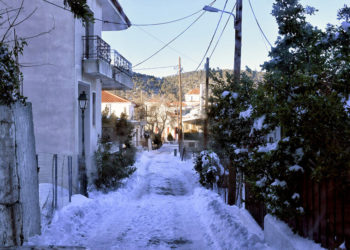 Χιονισμένο τοπίο στο χωριό Πίσια της Τοπικής Κοινότητας Πισίων της Δημοτικής Ενότητας Λουτρακίου Περαχώρας, από την κακοκαιρία «Ελπίς»,  την Τετάρτη 26 Ιανουαρίου 2022 (φωτ.: ΑΠΕ-ΜΠΕ/ Βασίλης Ψωμάς)