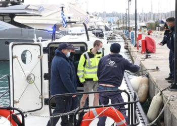 Ο 21χρονος Λευκορώσος αποβιβάζεται στο λιμάνι της Κέρκυρας (φωτ.: ΑΠΕ-ΜΠΕ/ Σταμάτης Καταπόδης)