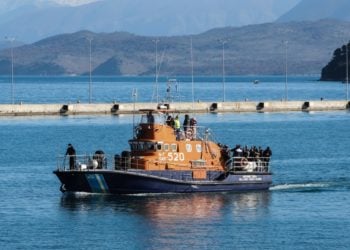 Στιγμιότυπο από τη μεταφορά επιβατών του Euroferry Olympia, χθες, στο λιμάνι της Κέρκυρας (φωτ.: Σταμάτης Καταπόδης/ EUROKINISSI)