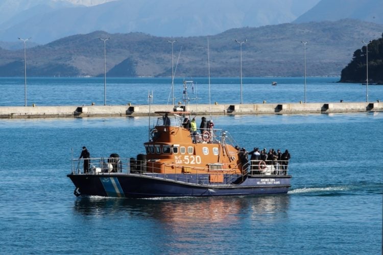 Στιγμιότυπο από τη μεταφορά επιβατών του Euroferry Olympia, χθες, στο λιμάνι της Κέρκυρας (φωτ.: Σταμάτης Καταπόδης/ EUROKINISSI)