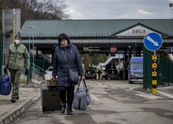 Ουκρανοί πολίτες φεύγουν με τα απαραίτητα από τον τόπο τους για να σωθούν. Εδώ είναι στα σύνορα με τη Σλοβακία
(φωτ.: EPA/MARTIN DIVISEK)