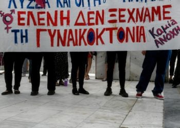 Στιγμιότυπο από συγκέντρωση αλληλέγγυων και φεμινιστικών οργανώσεων, τον Μάιο του 2020, έξω από το δικαστήριο όπου εκδικαζόταν η υπόθεση του βιασμού και του μαρτυρικού θανάτου της Ελένης Τοπαλούδη (φωτ.: EUROKINISSI/Τατιάνα Μπόλαρη)