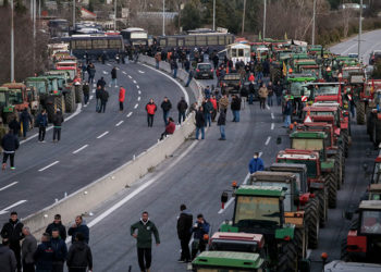 Μπλόκο αγροτών στη Νίκαια της Λάρισας (φωτ.: EUROKINISSI / Λεωνίδας Τζέκας)