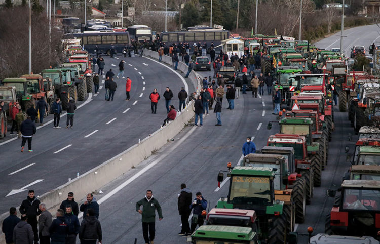 Μπλόκο αγροτών στη Νίκαια της Λάρισας (φωτ.: EUROKINISSI / Λεωνίδας Τζέκας)