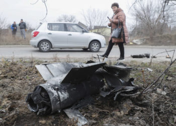 Τμήμα πυραύλου σε δρόμο στο Κίεβο (φωτ.: EPA / Sergey Dolzhenko)