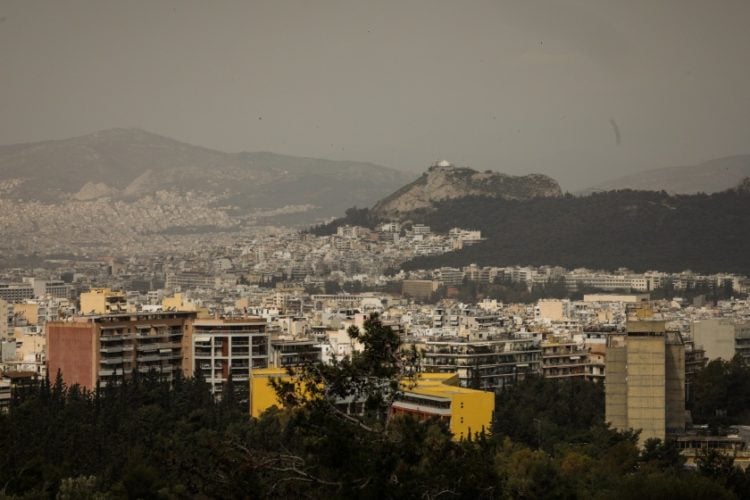 Η Αθήνα όταν η αφρικανική σκόνη αιωρείται στην ατμόσφαιρα (φωτ. αρχείου: Eurokinissi/Γιάννης Παναγόπουλος)