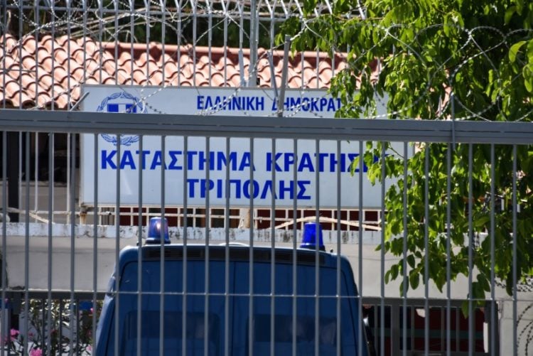 Εικόνα από τη μεταγωγή του Πέτρου Φιλιππίδη στις Φυλακές της Τρίπολης, τον περασμένο Ιούλιο
(φωτ. αρχείου: EUROKINISSI/Βασίλης Παπαδόπουλος)