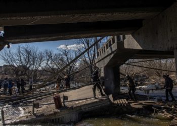 Εικόνα από τα περίχωρα του Κιέβου. Θάνατος μυρίζει παντού (φωτ.: EPA/ROMAN PILIPEY)