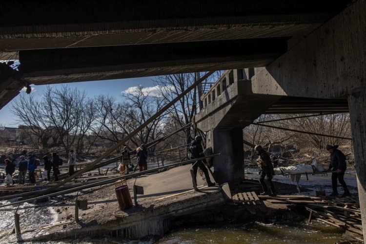 Εικόνα από τα περίχωρα του Κιέβου. Θάνατος μυρίζει παντού (φωτ.: EPA/ROMAN PILIPEY)