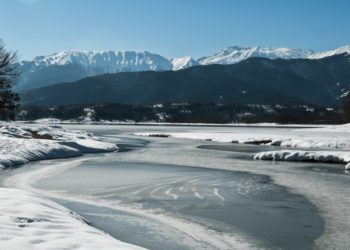 Παγωμένα νερά στην Λίμνη Πλαστήρα κάτω από τις χιονισμένες κορυφές της Τέμπλας (α) και Βουτσικάκι (δ)
(φωτ.: ΕΥΡΙΠΙΔΗΣ ΠΑΠΟΥΤΣΗΣ/EUROKINISSI)