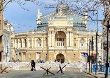 Εικόνα από την Όπερα της Οδησσού, τη στιγμή που άρχιζε η νέα Οδύσσεια για κάποιους από τους ομογενείς...