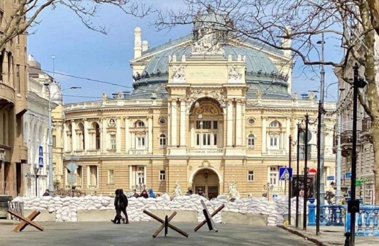 Εικόνα από την Όπερα της Οδησσού, τη στιγμή που άρχιζε η νέα Οδύσσεια για κάποιους από τους ομογενείς...