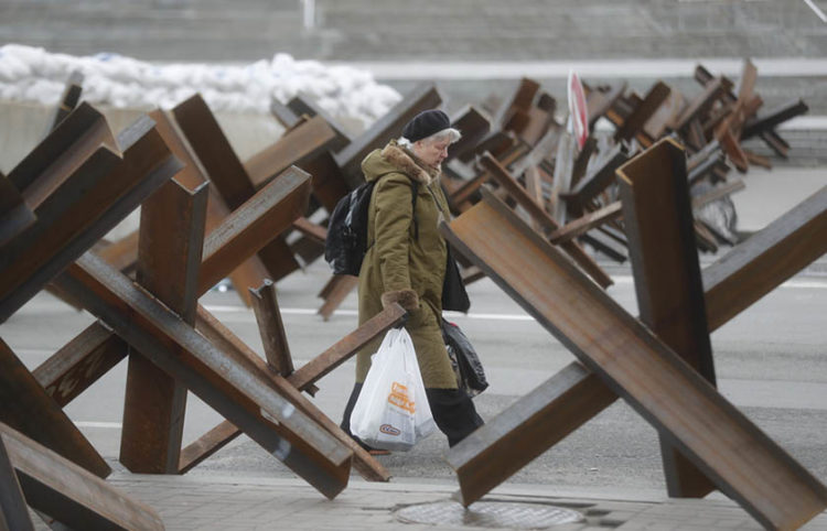 Καθημερινότητα στο Κίεβο (φωτ.: EPA / Zurab Kurtsikidze)