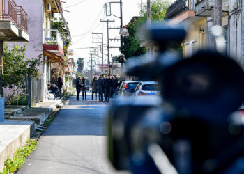 Στα αριστερά το μοιραίο σπίτι όπου άφησαν την τελευταία τους πνοή τα τέσσερα μέλη της οικογένειας Κλότσι (φωτ.: ileialive.gr / Γιάννης Σπυρούνης)