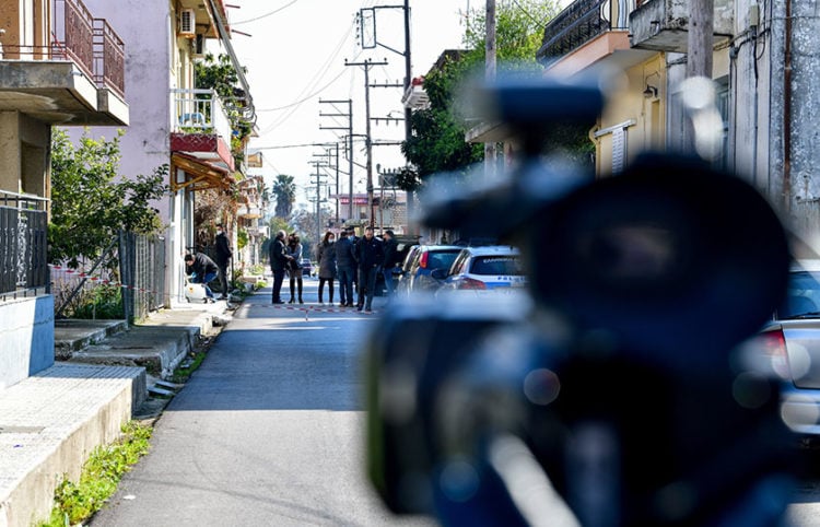 Στα αριστερά το μοιραίο σπίτι όπου άφησαν την τελευταία τους πνοή τα τέσσερα μέλη της οικογένειας Κλότσι (φωτ.: ileialive.gr / Γιάννης Σπυρούνης)