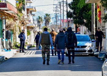 Στα αριστερά το μοιραίο σπίτι όπου άφησαν την τελευταία τους πνοή τα τέσσερα μέλη της οικογένειας Κλότσι (φωτ.: ileialive.gr / Γιάννης Σπυρούνης)