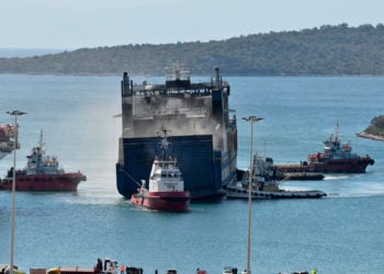 Το Euroferry Olympia ρυμουλκείται στο λιμάνι Πλατυγιάλι, παράπλευρα του κύριου λιμανιού του Αστακού, την Τετάρτη 23 Φεβρουαρίου 2022 (φωτ.: ΑΠΕ-ΜΠΕ/ Νίκη Μπερέρη)